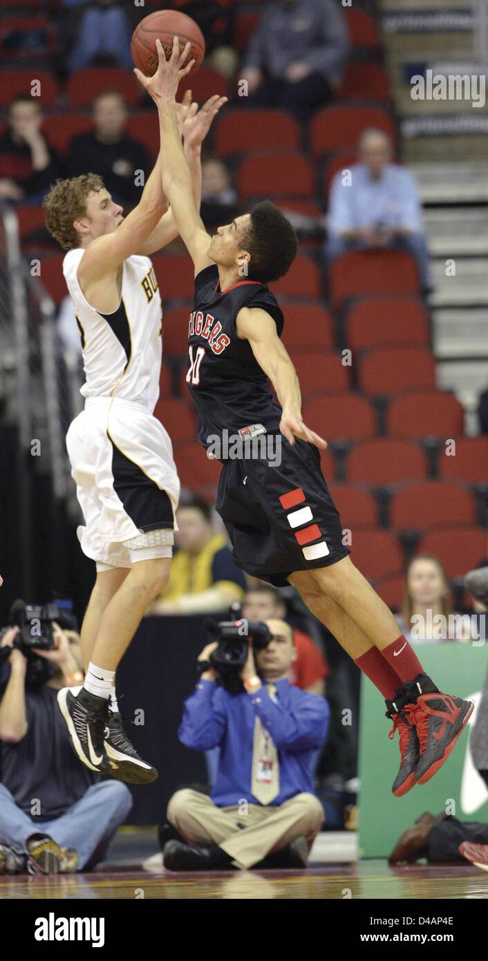 8 mars 2013 - Des Moines, Iowa, États-Unis - Cedar Falls" Kalehl Brown bloque un tir de Bettendorf's Ryan Tubbs au cours d'une demi-finale de la classe 4A Vendredi, 8 mars 2013, à la Wells Fargo Arena de Des Moines. (Crédit Image : © Tim Hynds, Sioux City Journal/Quad-City Times/ZUMAPRESS.com) Banque D'Images