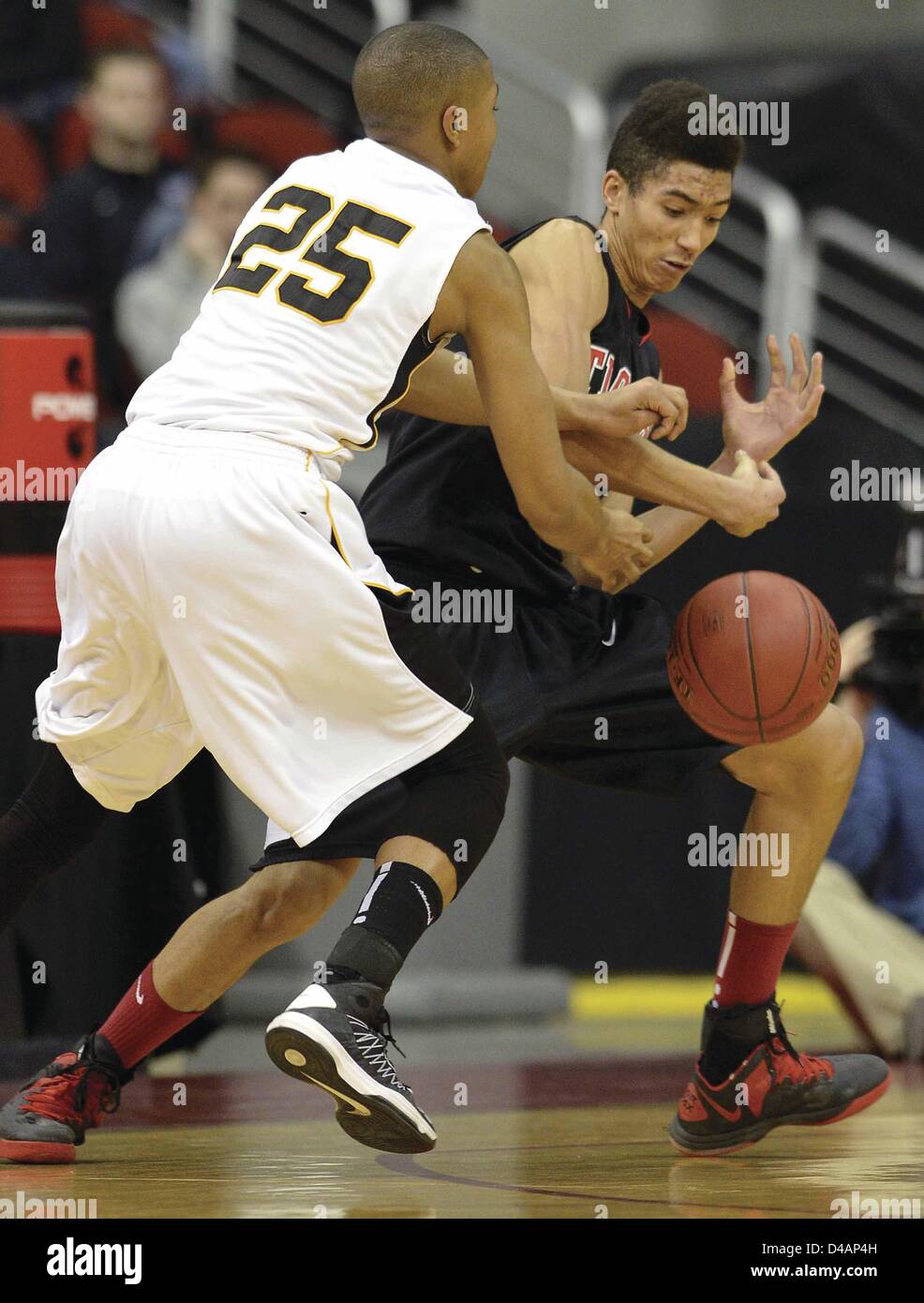 8 mars 2013 - Des Moines, Iowa, États-Unis - Bettendorf's Kendall Jacks frappe la balle des mains de Cedar Falls" Kalehl Brown au cours d'une demi-finale de la classe 4A Vendredi, 8 mars 2013, à la Wells Fargo Arena de Des Moines. (Crédit Image : © Tim Hynds, Sioux City Journal/Quad-City Times/ZUMAPRESS.com) Banque D'Images