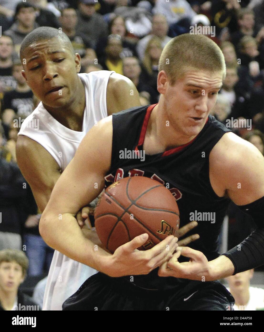 8 mars 2013 - Des Moines, Iowa, États-Unis - Bettendorf's Kendall Jacks essaie de voler la balle loin de Cedar Falls' Zach Harvey lors d'une demi-finale de la classe 4A Vendredi, 8 mars 2013, à la Wells Fargo Arena de Des Moines. (Crédit Image : © Tim Hynds, Sioux City Journal/Quad-City Times/ZUMAPRESS.com) Banque D'Images