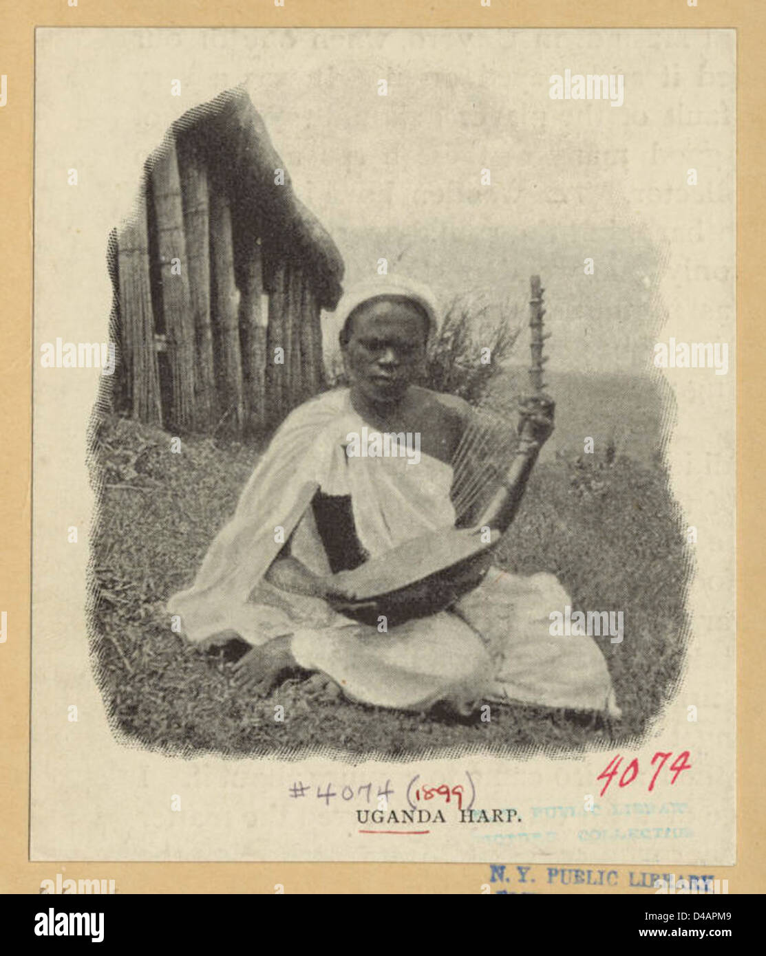 Photographie d'une harpe africaine originaire d'Ouganda, instrument de musique traditionnel couramment utilisé dans la musique et la culture africaines. L'image met en évidence le design complexe et l'artisanat de la harpe, qui est un élément clé du patrimoine musical africain. Banque D'Images
