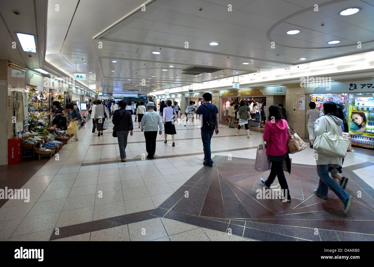 Shoppers en flânant dans les magasins de détail souterrain ESCA Avenue Mall Station Nagoya sous, au Japon. Banque D'Images