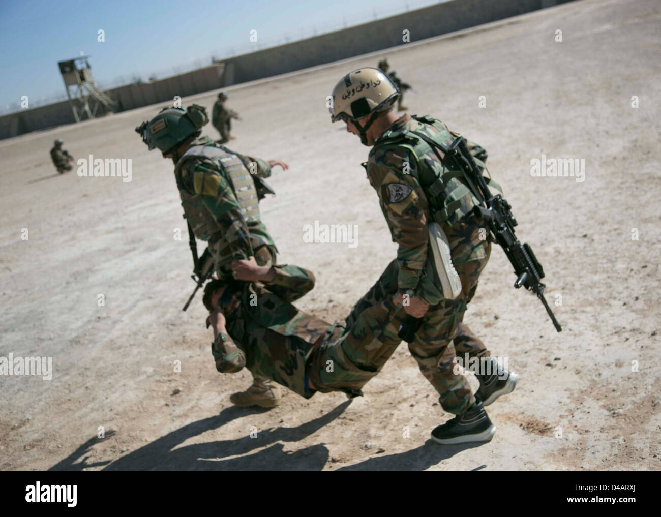 Les Commandos afghans du Kandak exécuter pendant les exercices, ils réagissent au contact le 5 mars 2013 dans le district de lave, dans la province d'Helmand, en Afghanistan, le 5 mars 2013. Banque D'Images