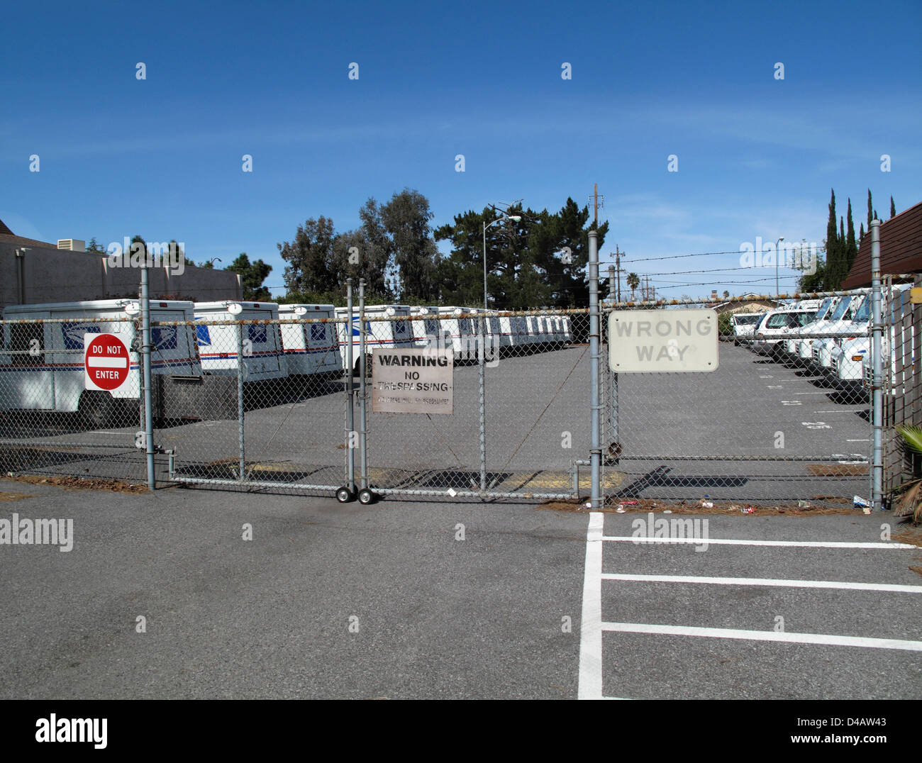 Le US Postal Service véhicules postaux garée derrière la barrière de l'écluse. Bureau de poste de Cambrian, San Jose en Californie Banque D'Images