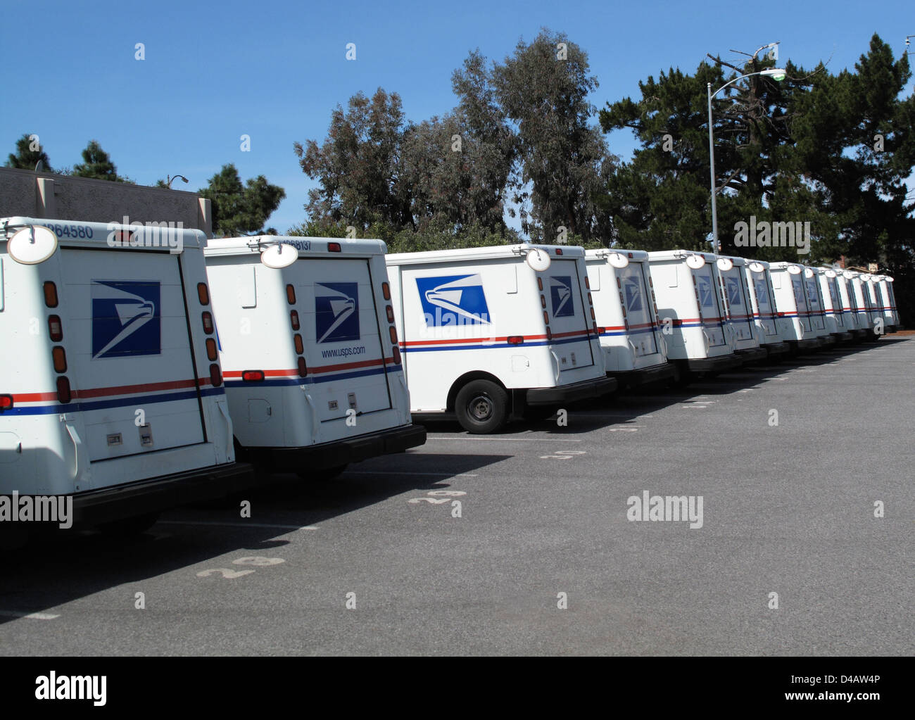 Le US Postal Service véhicules postaux en stationnement au bureau de poste du Cambrien, San Jose en Californie Banque D'Images