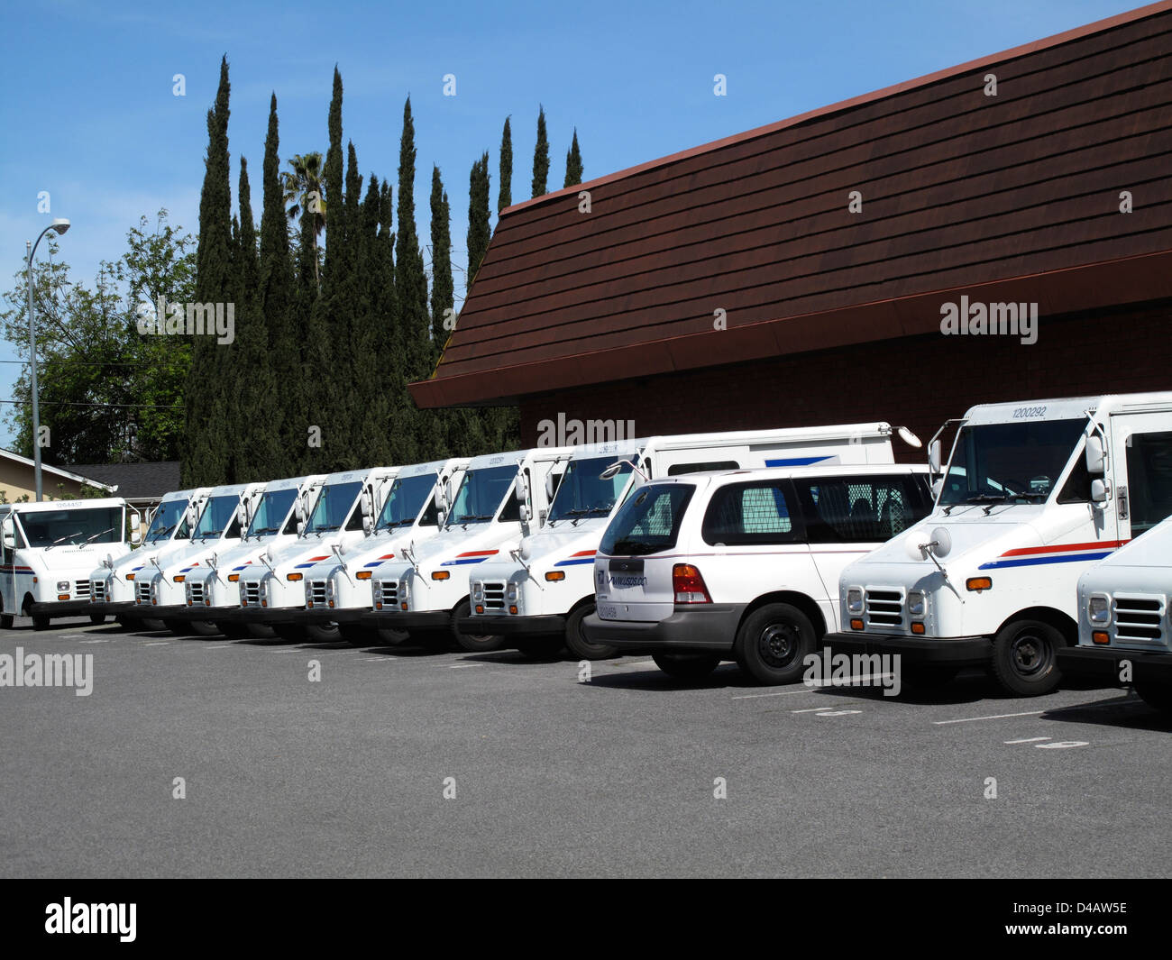 Le US Postal Service véhicules postaux stationné à Cambrian Bureau de poste, San Jose en Californie Banque D'Images