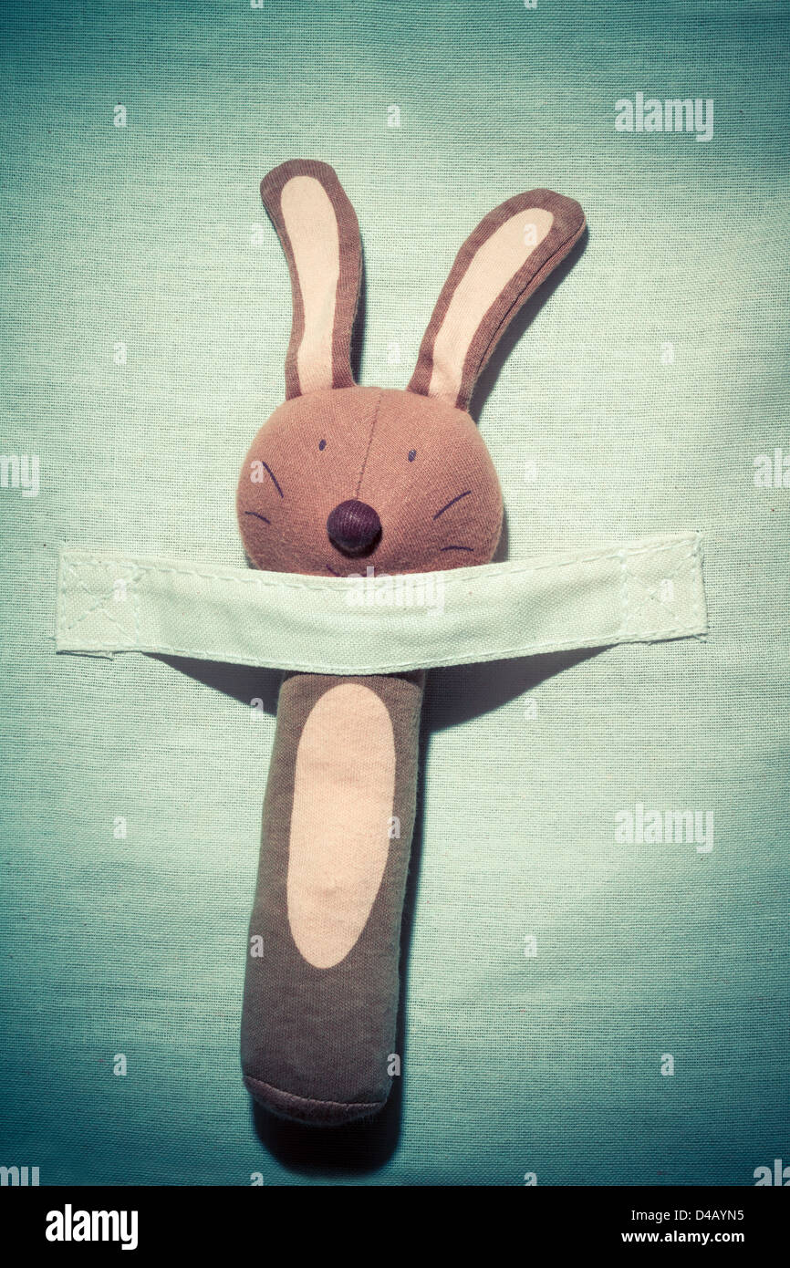 Lapin en peluche jouet. Banque D'Images