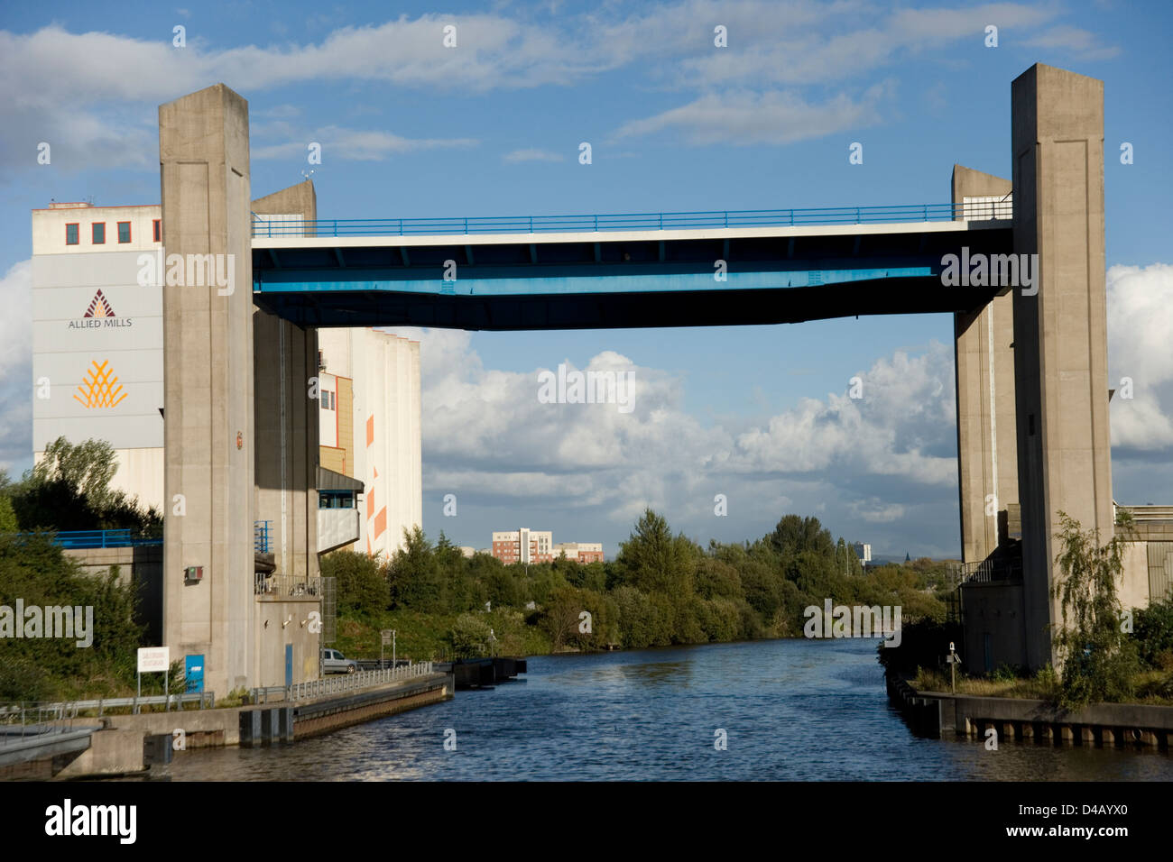 Centenaire Pont entre Eccles Trafford Park et sur la Salford Manchester Ship Canal de la Mersey ferry Banque D'Images