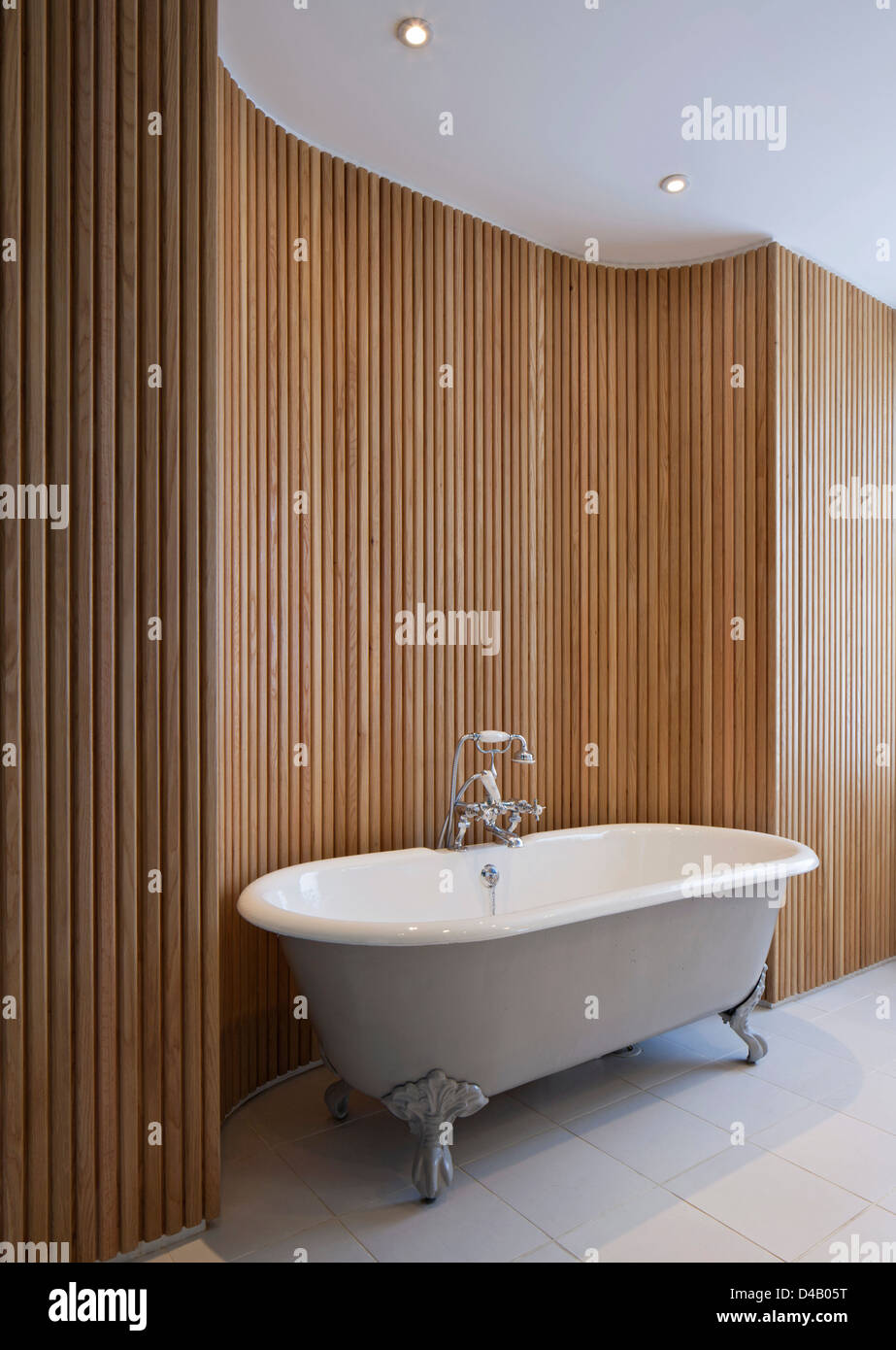 Barnsbury Road, Londres, Royaume-Uni. Architecte : James Dunnett  architectes, 2011. Salle de bains avec bardage bois Photo Stock - Alamy