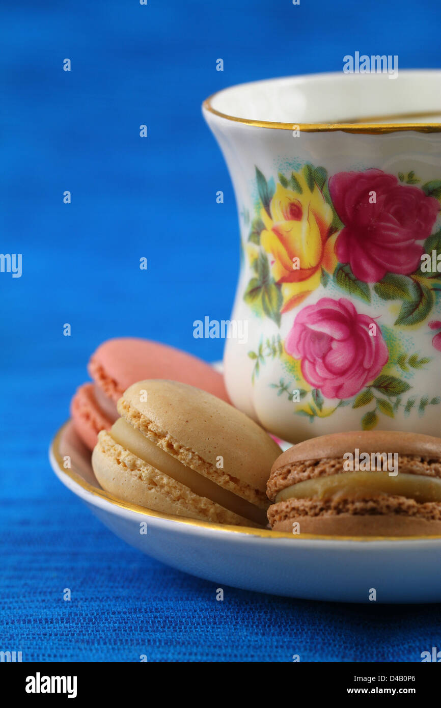 Macarons et tasse de thé sur fond bleu Banque D'Images