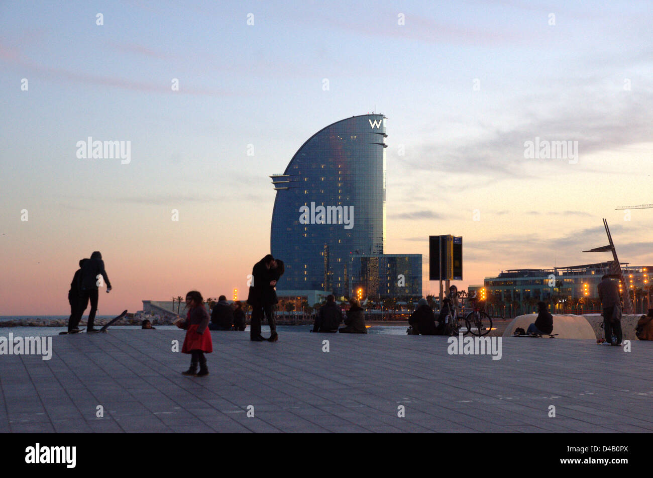 Température Sur La Plage De Barcelone La Nuit Un Couple S