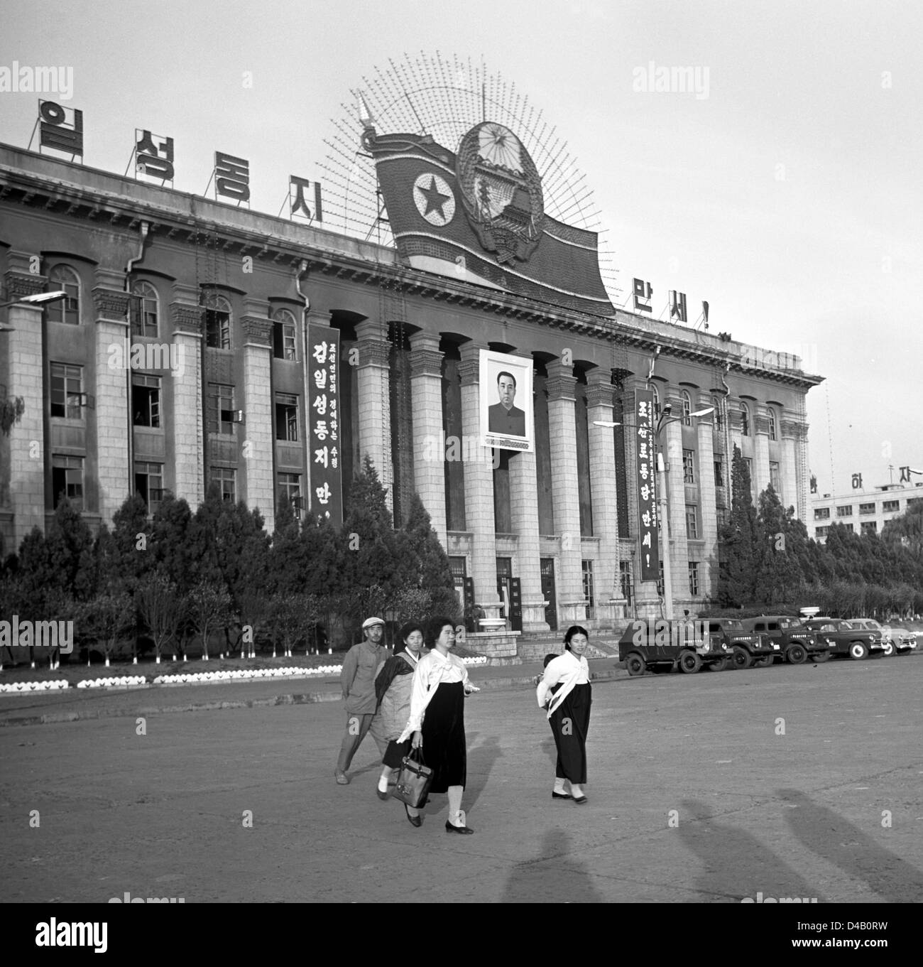 Vue sur le musée historique avec un portrait de l'Amérique du dictateur coréen Kim II Sung Kim II Sung au square à Pyongyang, la capitale de la République populaire démocratique de Corée, photographié le 4 novembre 2009 à 1971. L'endroit a été construit en 1954 et a encore une place pour des défilés et la présentation de pouvoir communiste. Photo : ddrbildarchiv.de / Klaus Morgenstern - GESPERRT FÜR BILDFUNK Banque D'Images