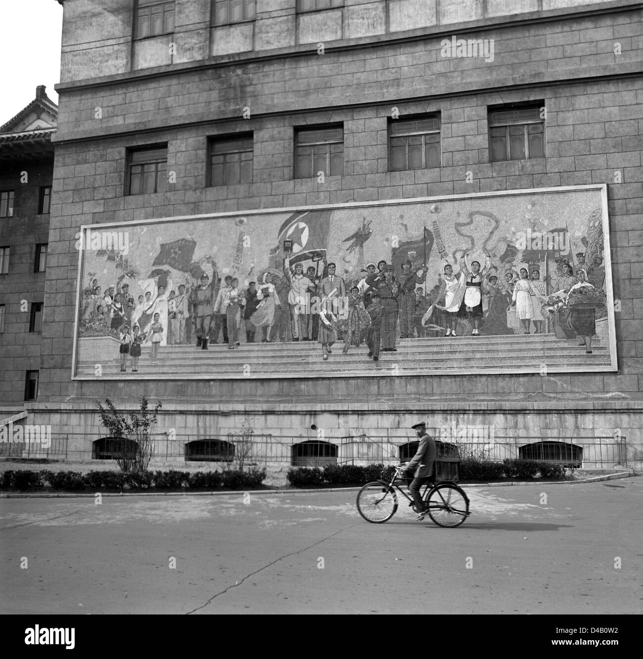 Peinture socialiste sur le mur de la Grand Théâtre de Pyongyang, la capitale de la République populaire démocratique de Corée, photographié le 7 novembre en 1971. Photo : ddrbildarchiv.de / Klaus Morgenstern - GESPERRT FÜR BILDFUNK Banque D'Images