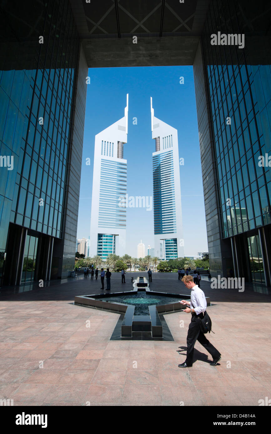 Vue sur Emirates Towers à partir de la porte des capacités dans le DIFC ou Centre Financier International de Dubaï à Dubaï Émirats Arabes Unis Banque D'Images