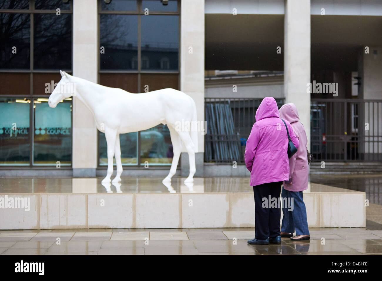 Vue générale de 'Cheval Blanc', une sculpture par Mark Wallinger en dehors du British Council sur le siège londonien de la Mall Banque D'Images