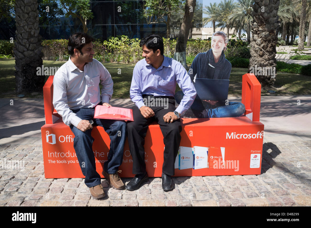 Les hommes assis sur les bancs publics, Microsoft à Dubaï Internet City en Émirats Arabes Unis ÉMIRATS ARABES UNIS Banque D'Images