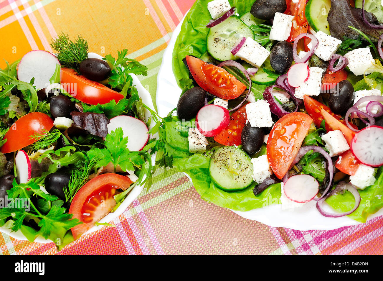 Salade fraîche sur table de cuisine Banque D'Images