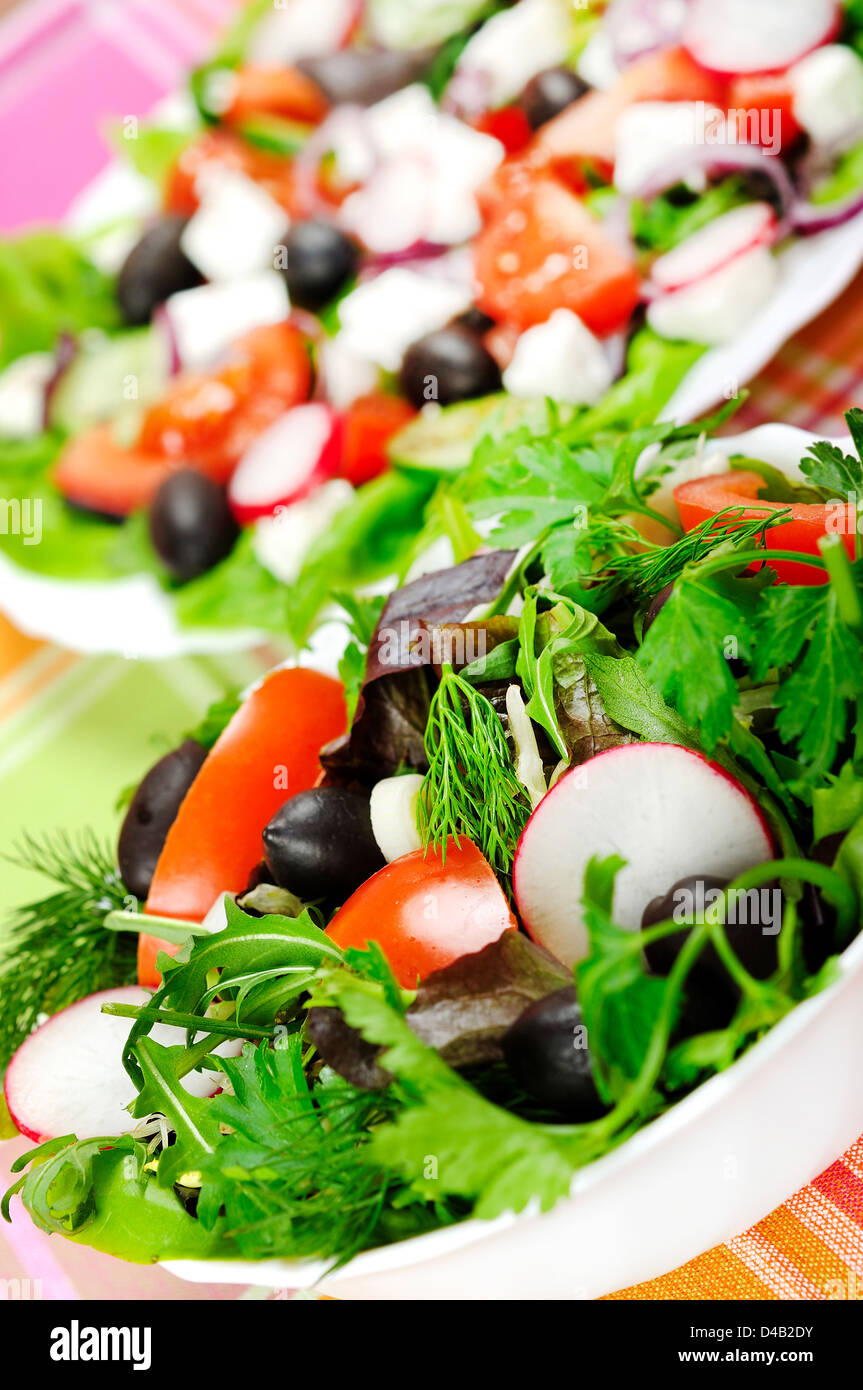 Salade fraîche sur table de cuisine Banque D'Images