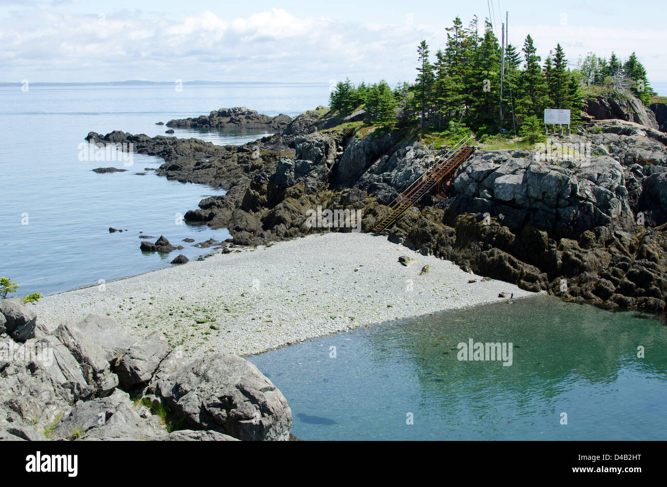 La marée montante narrows le chemin d'accès à la lumière de Head Harbour sur l'île Campobello. Bientôt, il sera sous l'eau. Banque D'Images