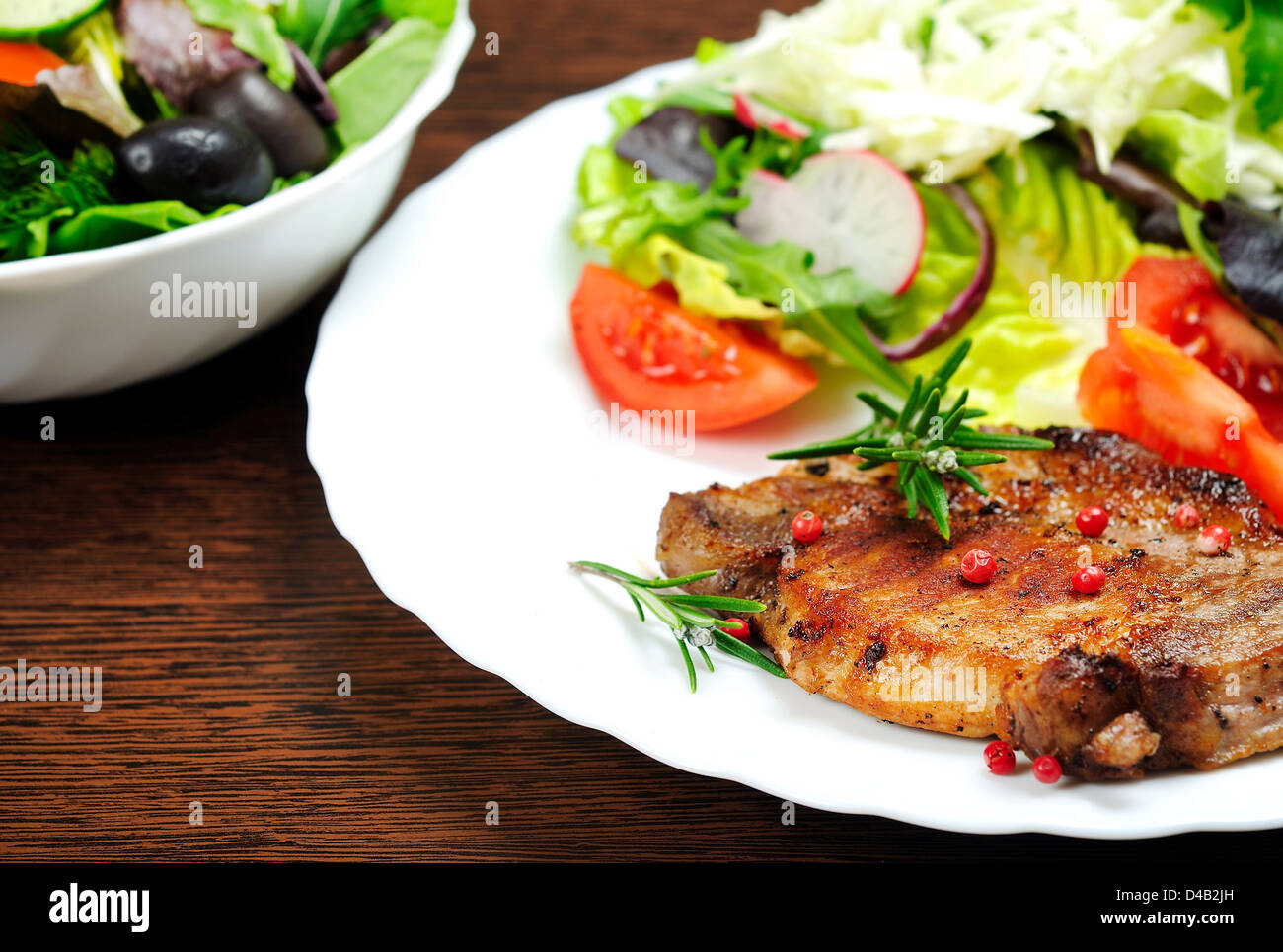 La plaque avec la viande et salade Banque D'Images