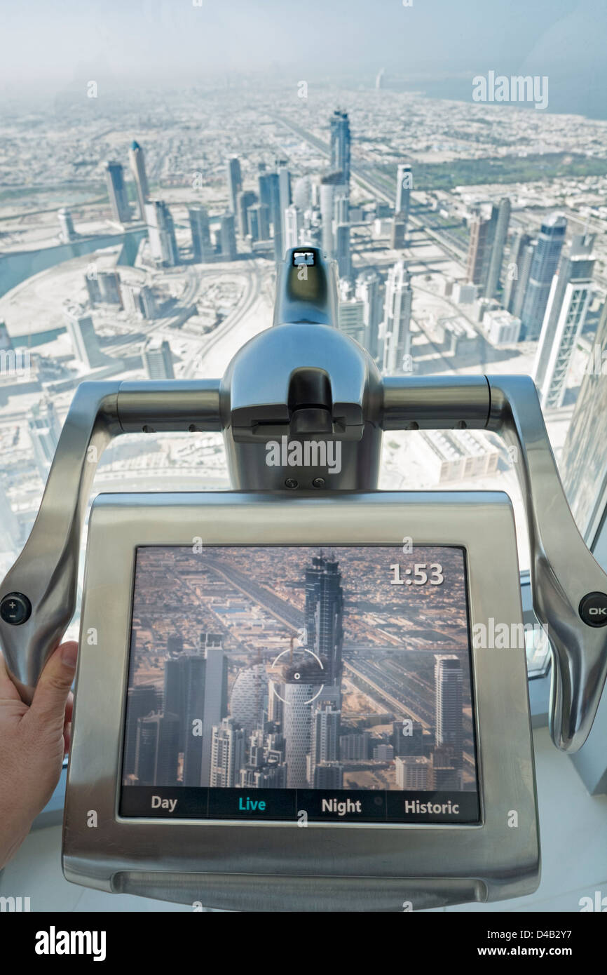 Lunette vidéo et écran pour observer de Dubaï à la plate-forme d'observation en haut de la tour Burj Khalifa Banque D'Images