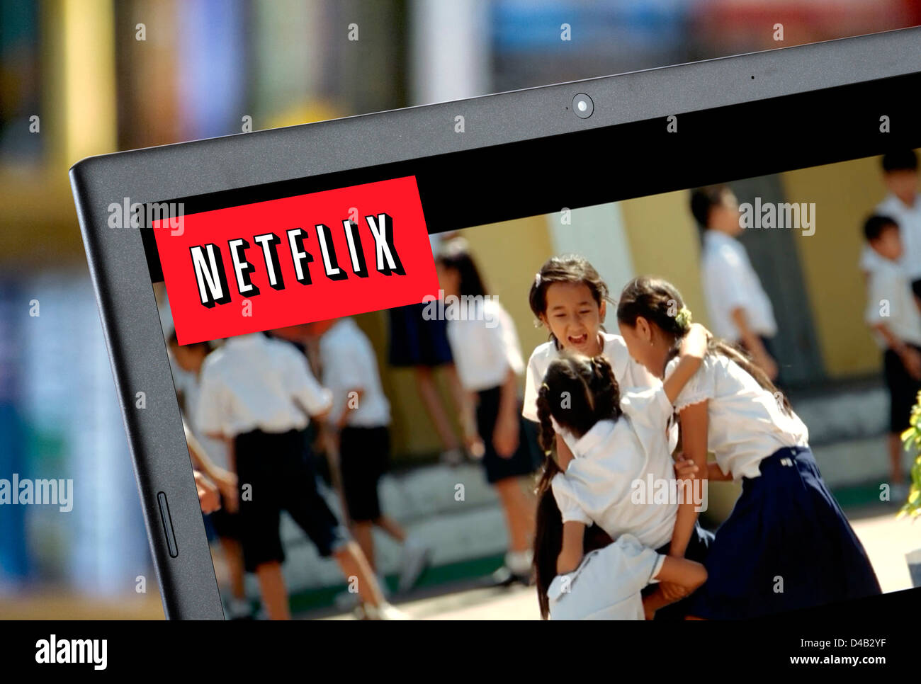 Regarder un film en ligne Netflix via streaming sur un ordinateur portable, UK Banque D'Images