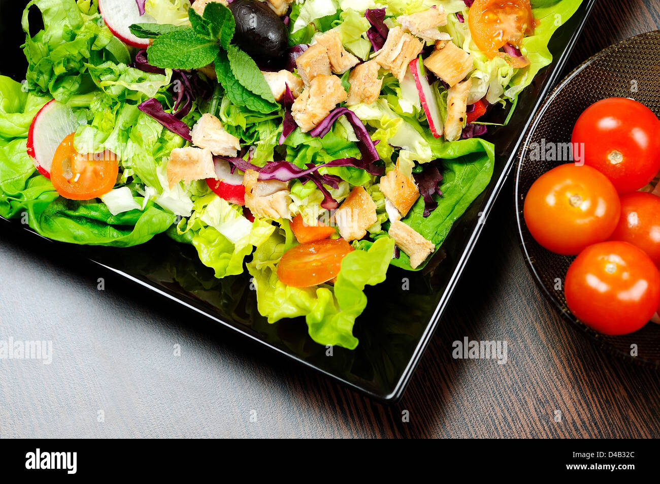 La plaque avec la salade et le poulet Banque D'Images
