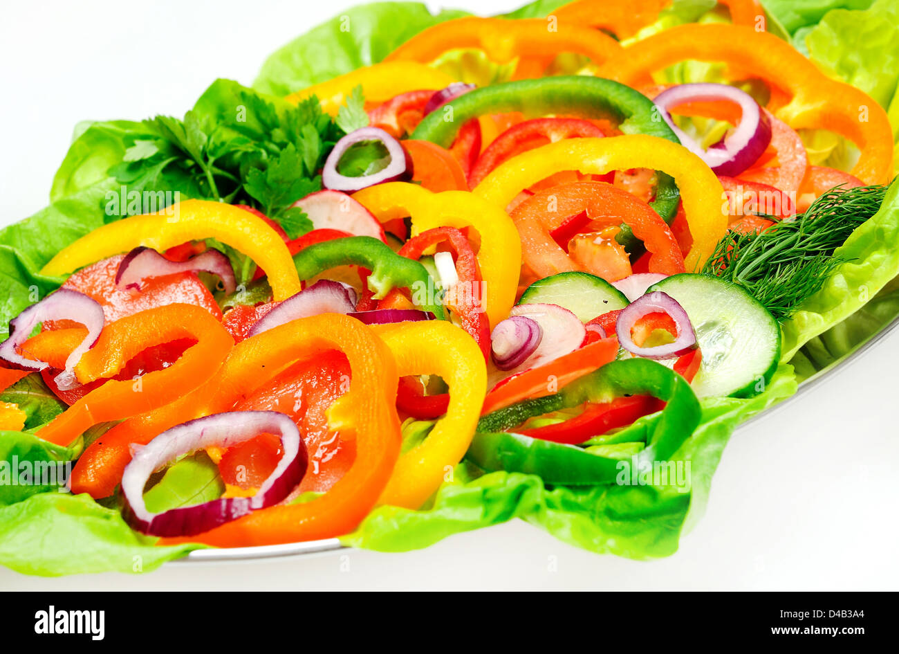 Plaque avec salade de légumes en rondelles Banque D'Images