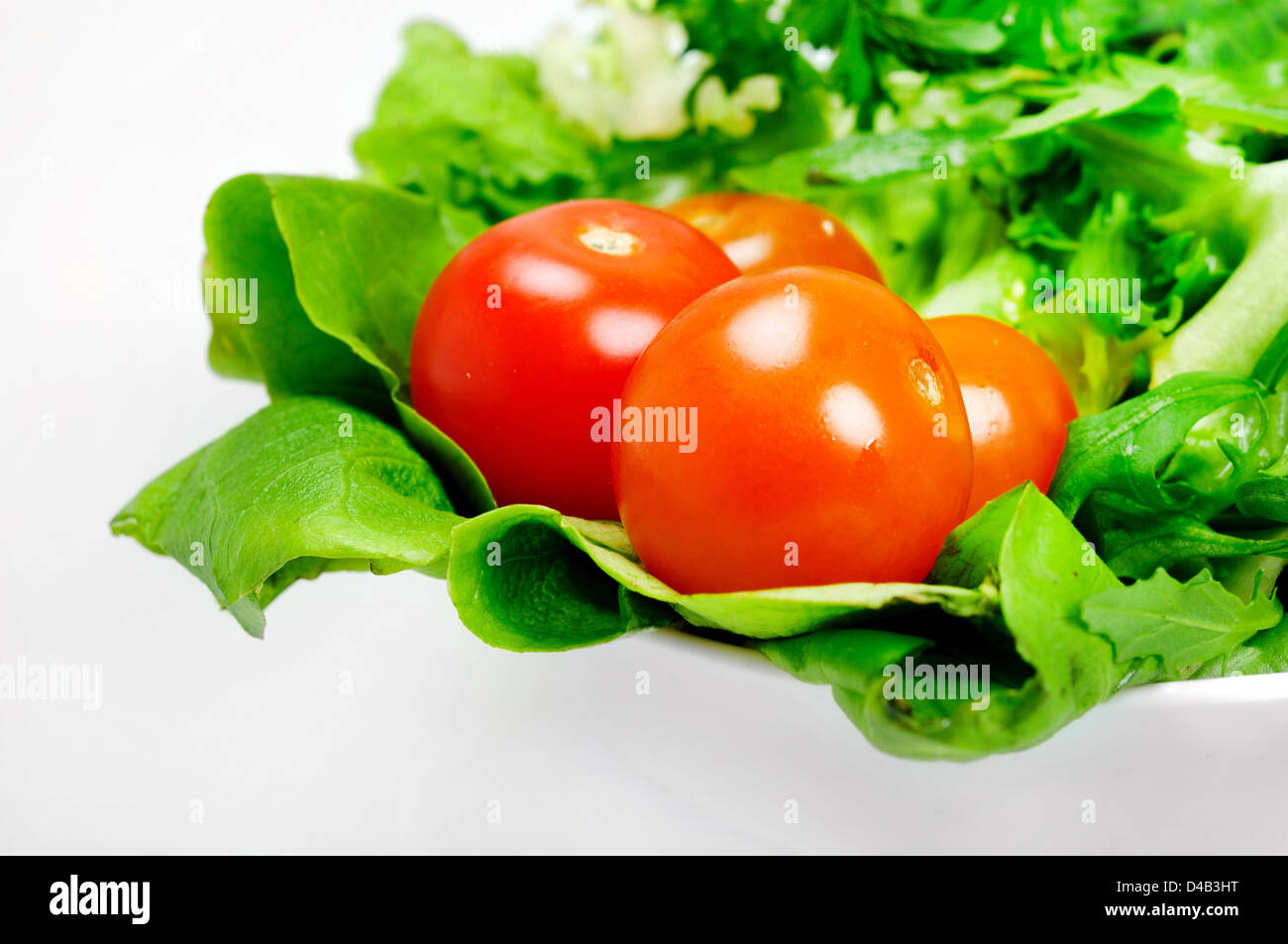 Plaque avec salade de légumes en rondelles Banque D'Images