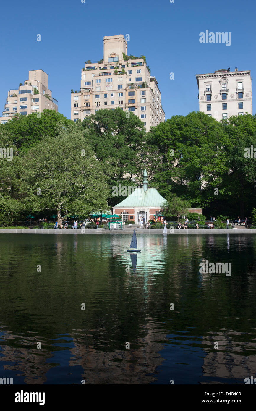 De l'eau ÉTANG BATEAU MODÈLE CONSERVATOIRE CENTRAL PARK EAST MANHATTAN NEW YORK USA Banque D'Images