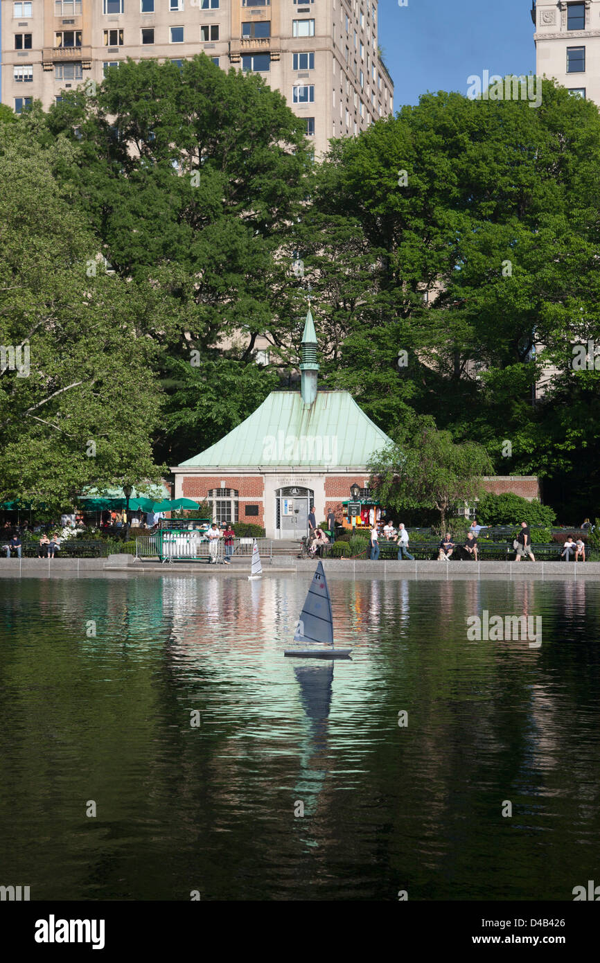 De l'eau ÉTANG BATEAU MODÈLE CONSERVATOIRE CENTRAL PARK EAST MANHATTAN NEW YORK USA Banque D'Images