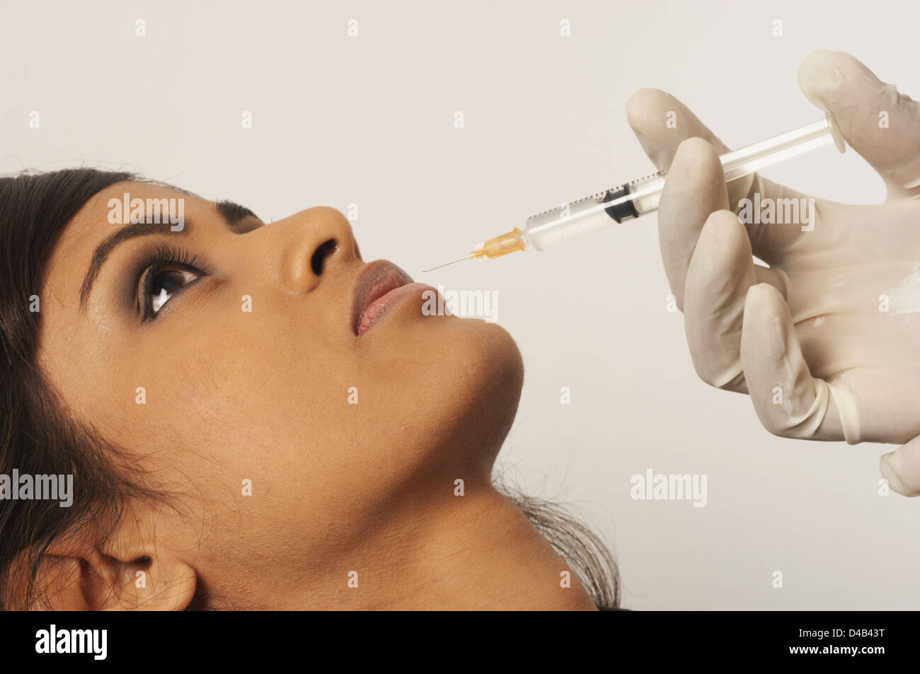 L'injection de collagène dans jeune médecin lèvre womans Banque D'Images