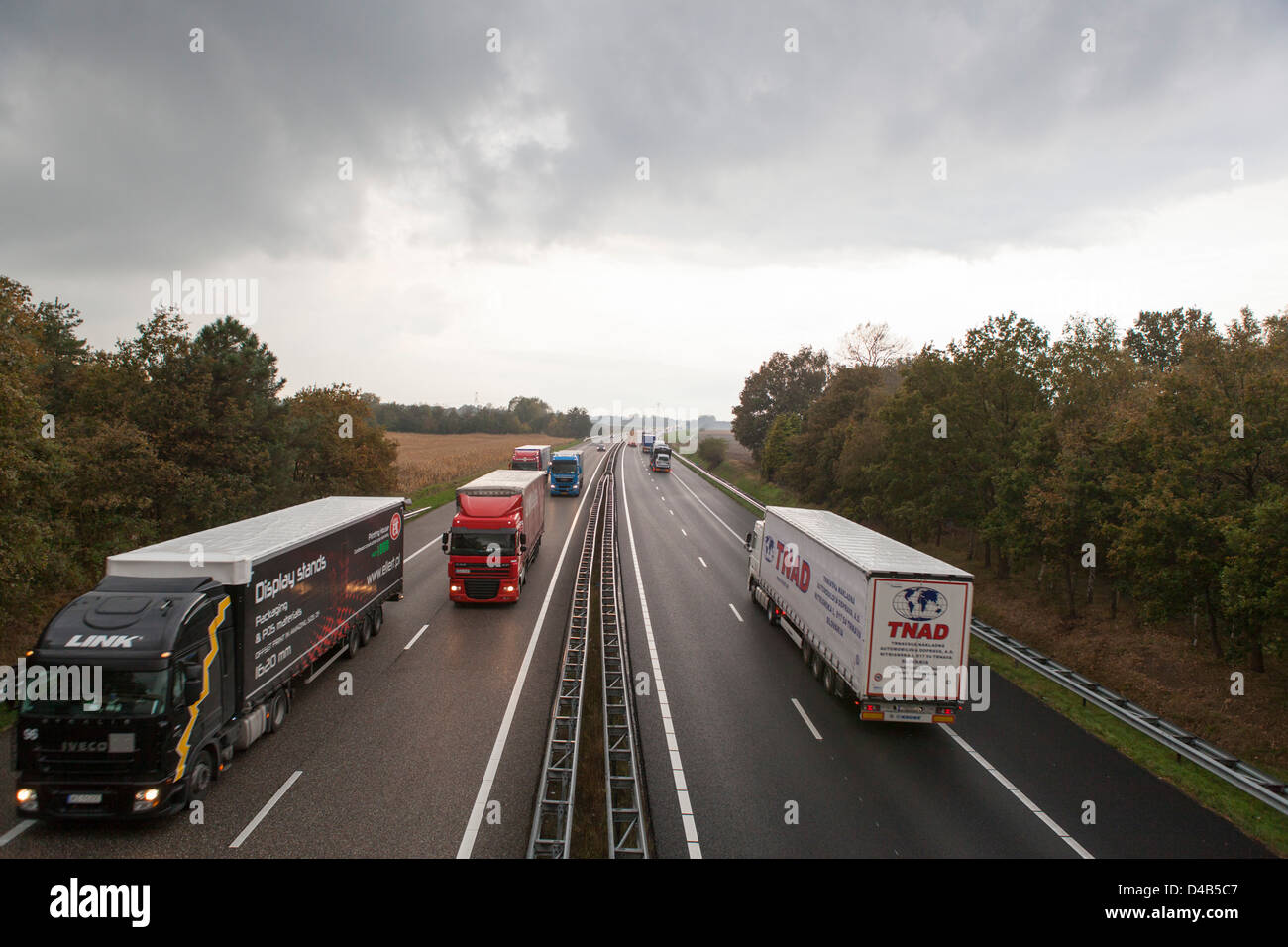 Les camions sur autoroute transport Europe Pays-Bas Banque D'Images