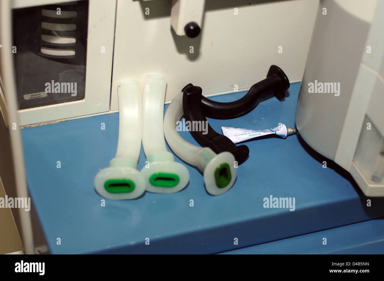 Ces tubes sont utilisés pour maintenir les voies aériennes ouvertes après un tube endotrachéal est supprimé. Banque D'Images