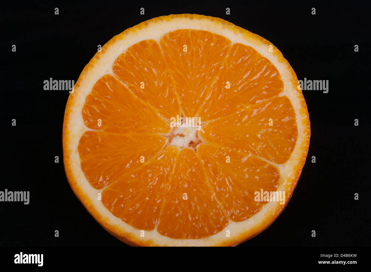 Close - up photo d'orange sur un fond noir Banque D'Images