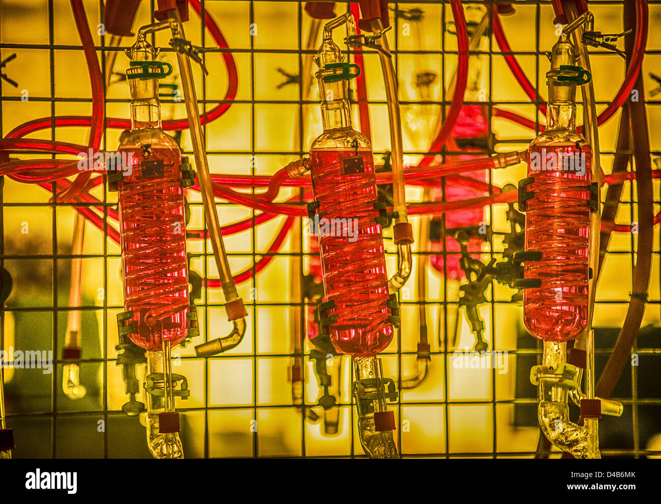 Équipement de laboratoire moderne utilisé pour tester et affiner le vin pendant le processus de production. Banque D'Images