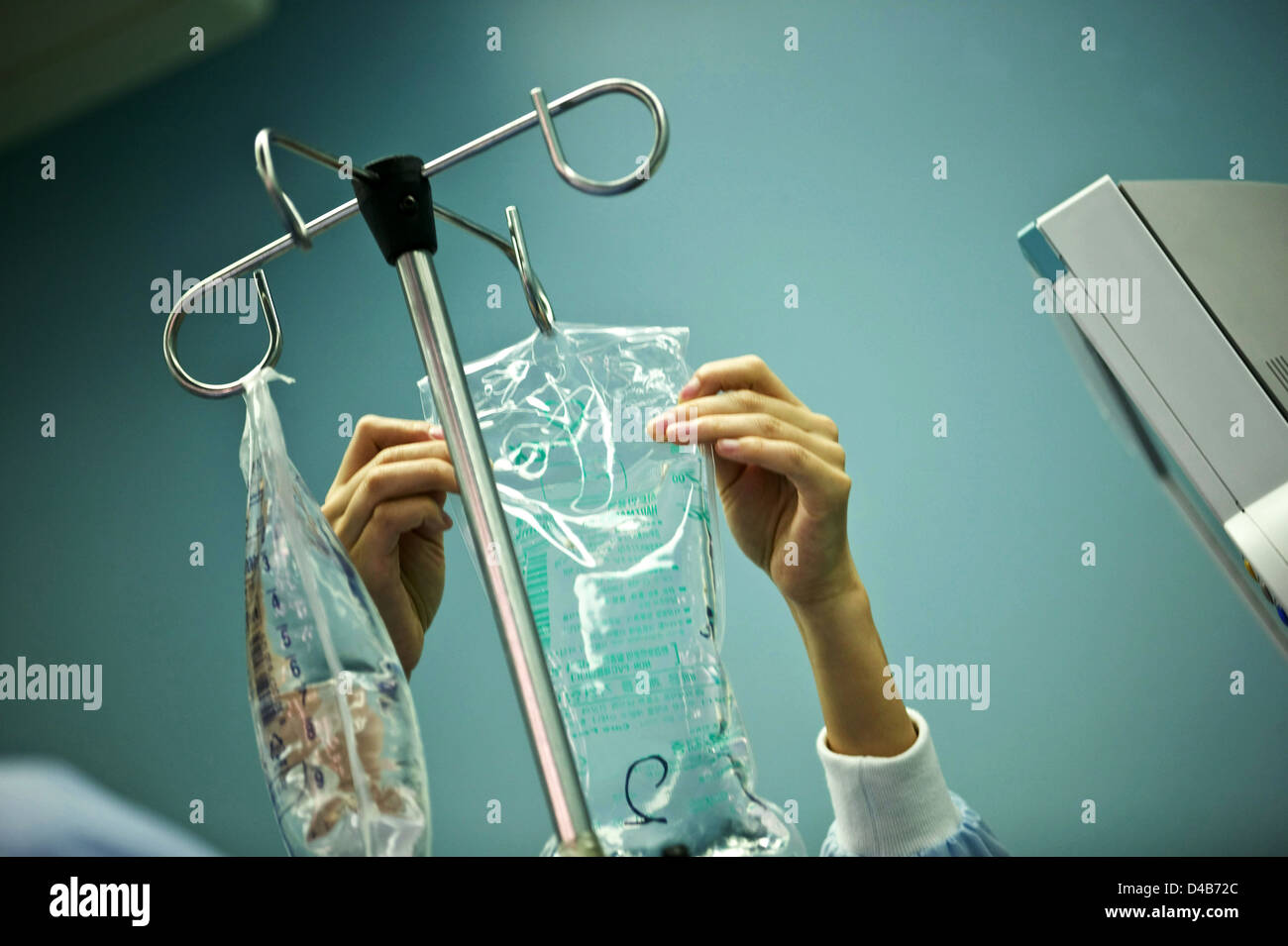 La préparation de l'infirmière avec sac pour perfusion intraveineuse de lactate de sodium Banque D'Images