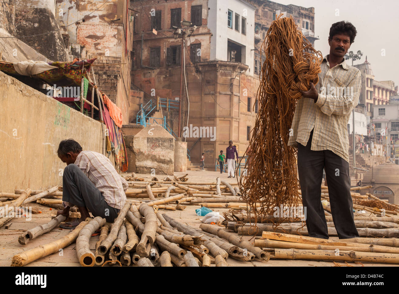 Ouvriers sur les ghats de Varanasi, Inde Banque D'Images