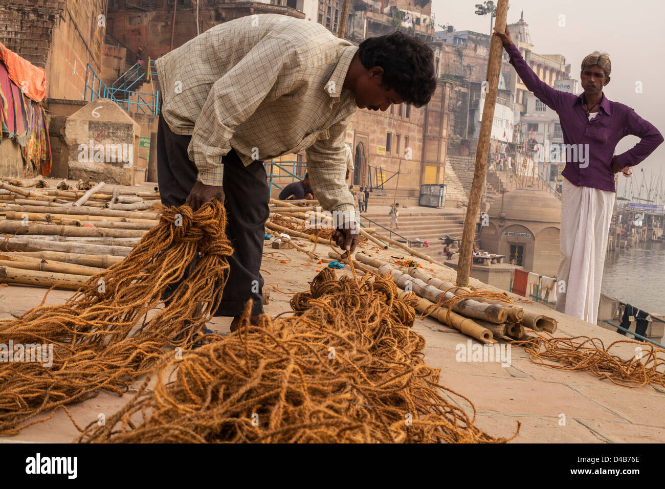 Ouvriers sur les ghats de Varanasi, Inde Banque D'Images