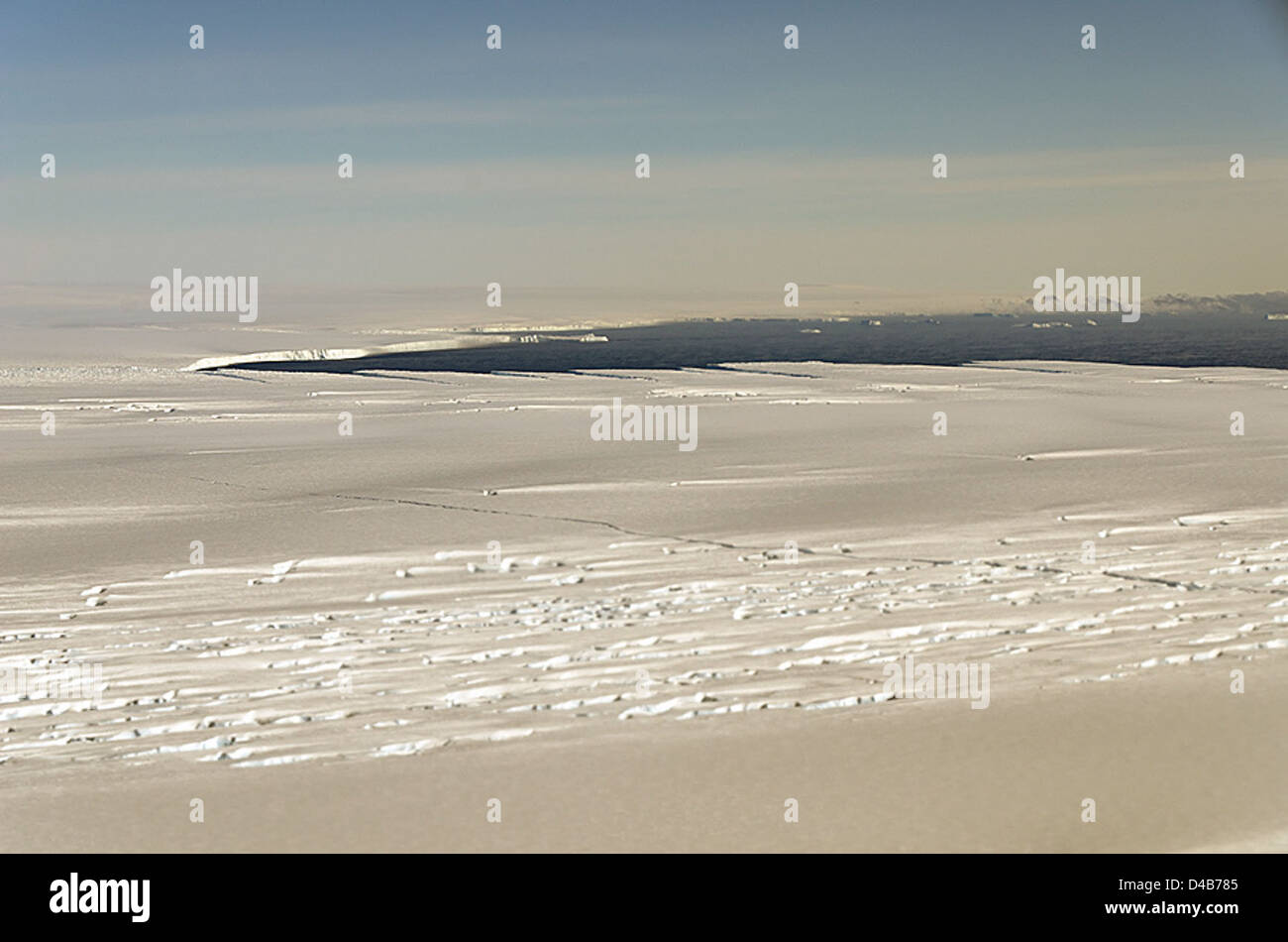 Une nouvelle fissure a été découverte le long de la plate-forme glaciaire du glacier de Pine Island, ce qui soulève des inquiétudes quant aux changements potentiels du débit de glace et à l’élévation du niveau de la mer dans le monde. L'équipe de la NASA chargée de l'opération IceBridge surveille ces développements par le biais de relevés aériens. Banque D'Images
