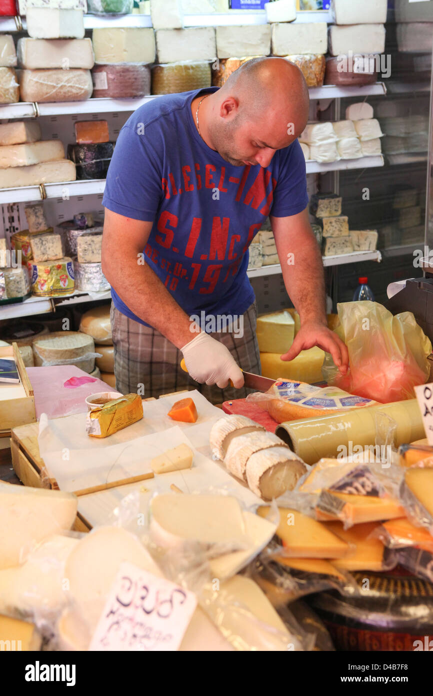Bloquer la vente de fromage a photographié à la marché de Carmel, Tel Aviv, Israël Banque D'Images