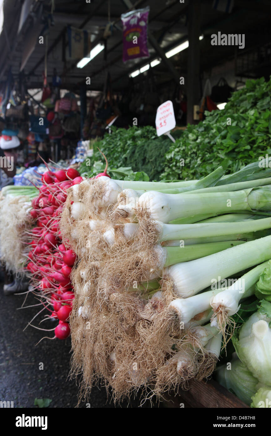 Bloquer la vente de poireaux et radis photographié à la marché de Carmel, Tel Aviv, Israël Banque D'Images