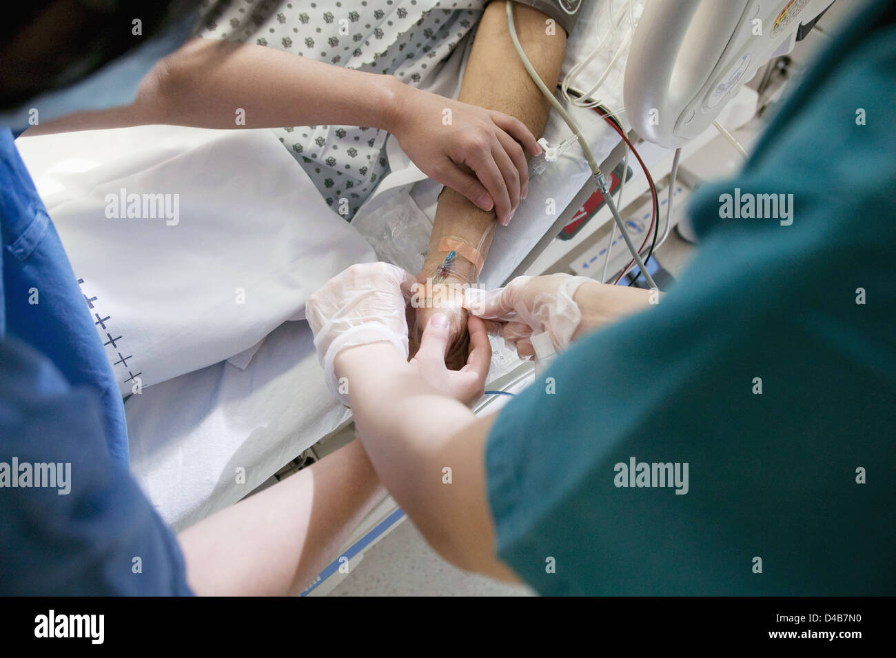 Patient ayant goutte-à-goutte intraveineux inséré dans le bras Banque D'Images