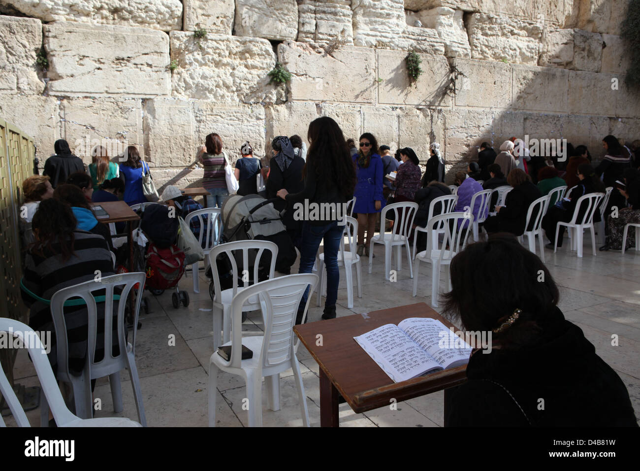 Israël, Jérusalem, Vieille Ville, les Juifs prier au Mur des lamentations dans la section des femmes Banque D'Images
