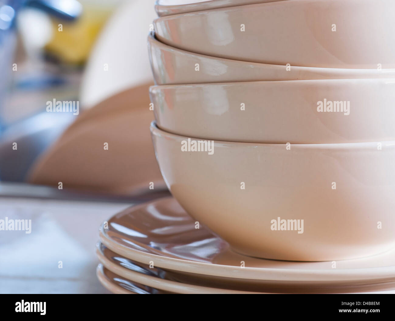 Nettoyer la vaisselle dans un évier de cuisine. Banque D'Images