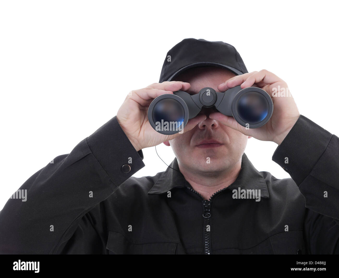 Homme portant uniforme de sécurité noir regardant à travers des jumelles, shot on white Banque D'Images