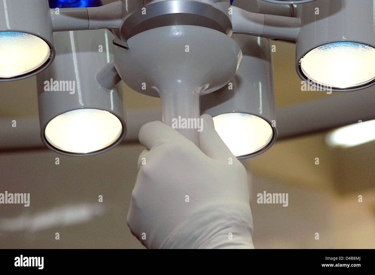 Le personnel d'exploitation régler feux prêt pour la chirurgie. Le Soudan, l'Afrique. Banque D'Images