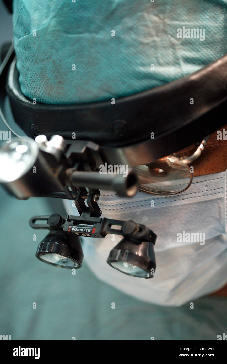 Les loupes va donner au chirurgien une bien plus précise de la zone d'exploitation. Banque D'Images