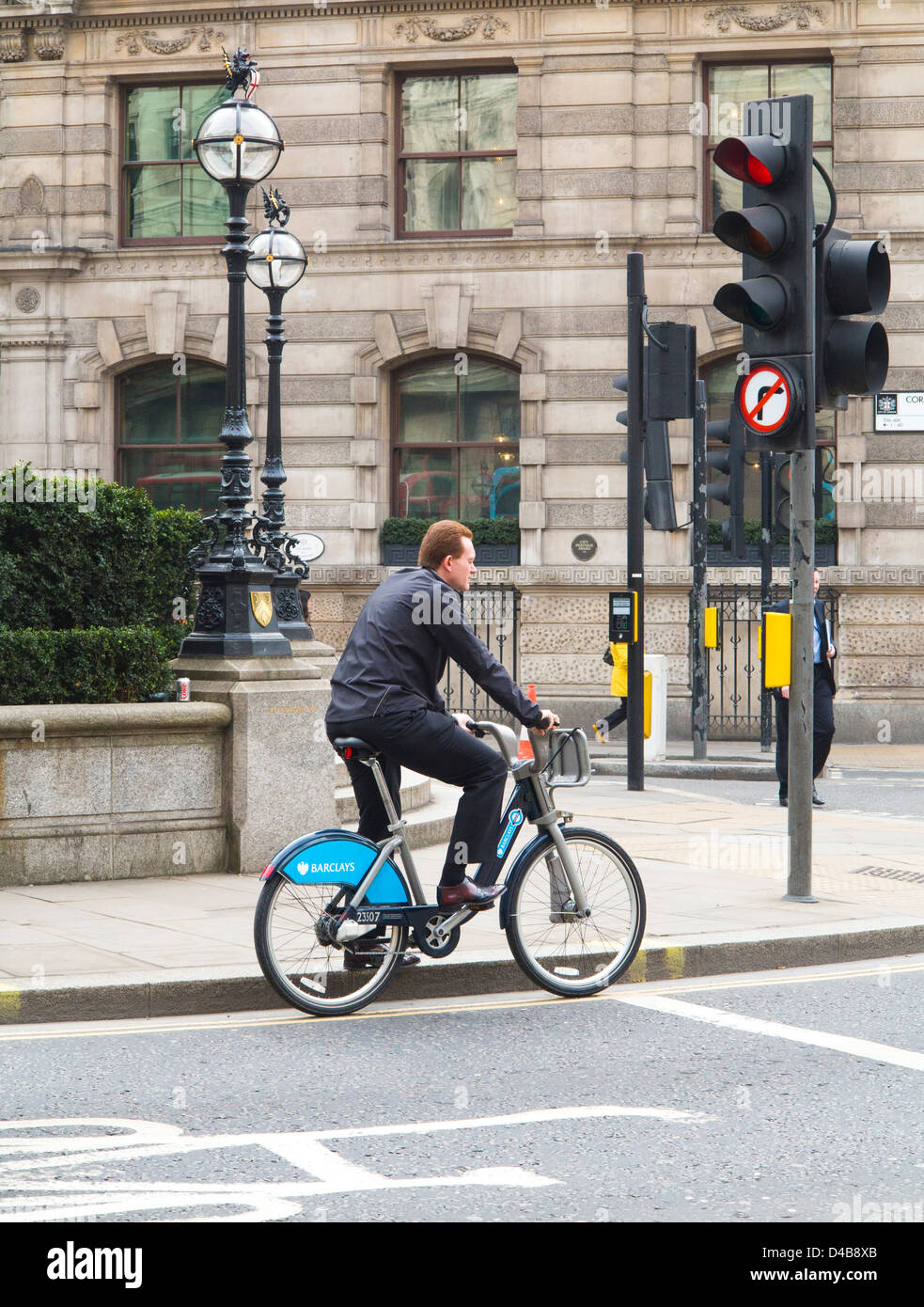 L'homme sur un 'boris', un système de location de vélos par Barclays à Londres, Angleterre Banque D'Images