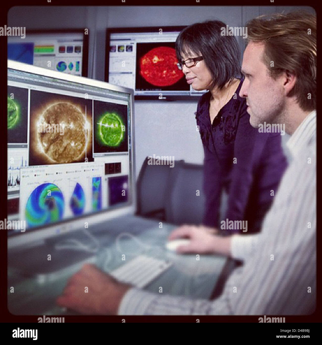 Les prévisionnistes de la météorologie spatiale suivent les événements solaires et cosmiques à partir des installations de la NASA à l'aide de données en temps réel. Les prévisionnistes, comme ceux de Hudson, utilisent des outils avancés pour prédire les événements météorologiques spatiaux ayant un impact sur la Terre et les satellites, tels que les éruptions solaires et les tempêtes géomagnétiques. Banque D'Images