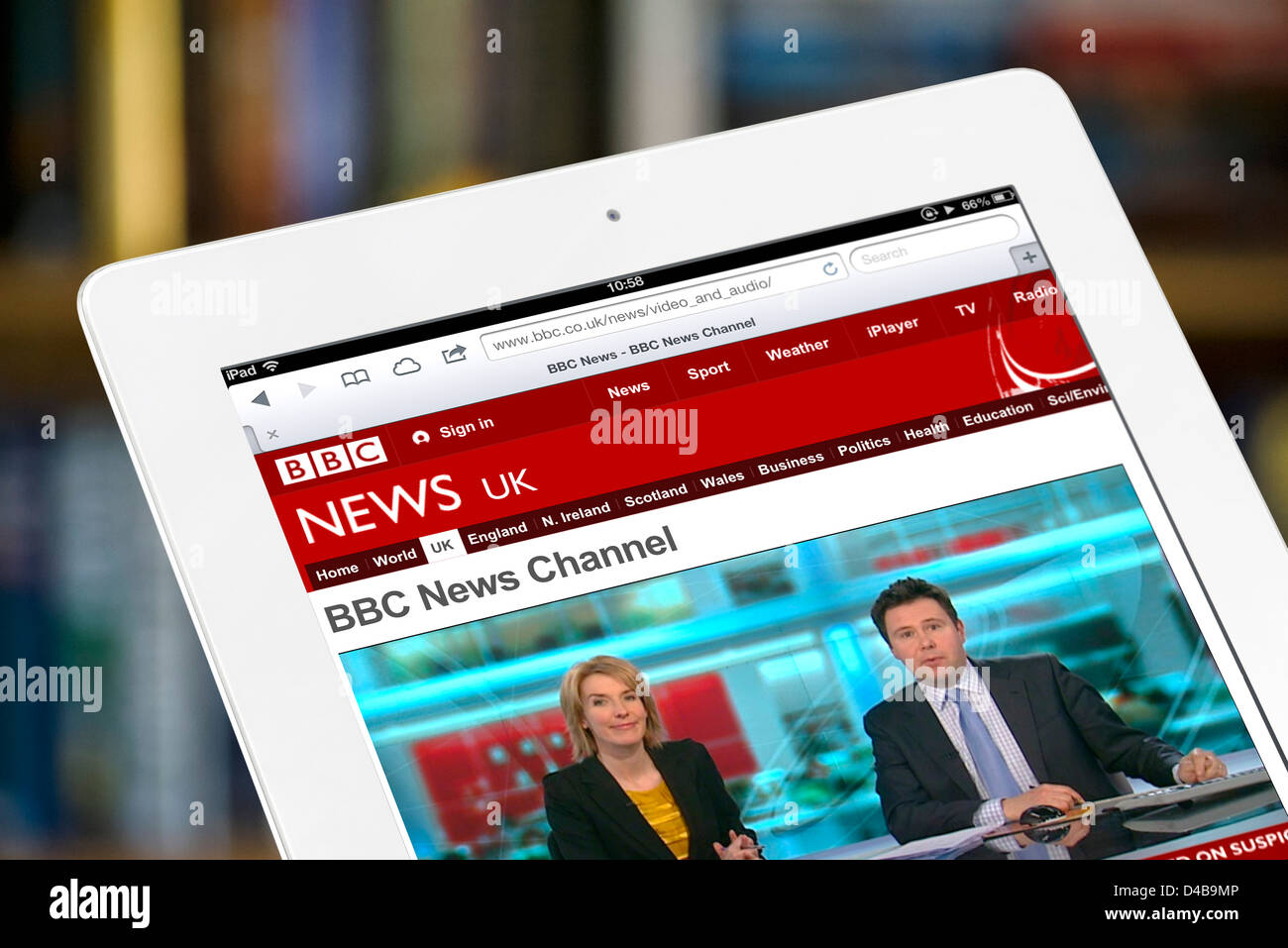 Regarder en direct l'actualité des nouvelles de BBC channel site sur un Apple iPad 4 blanc Banque D'Images